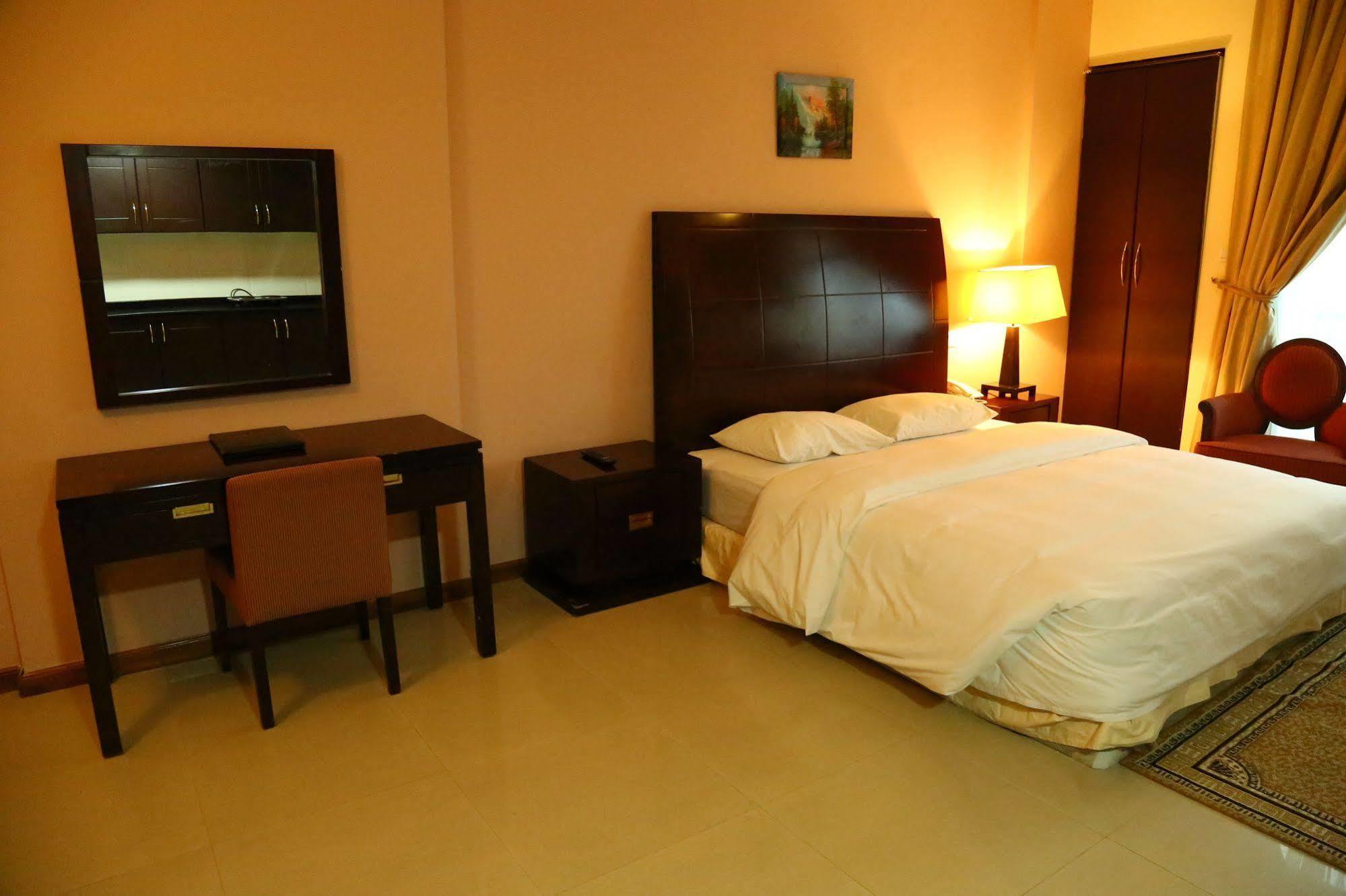 Golden Square Hotel Apartments Dubai Exterior photo