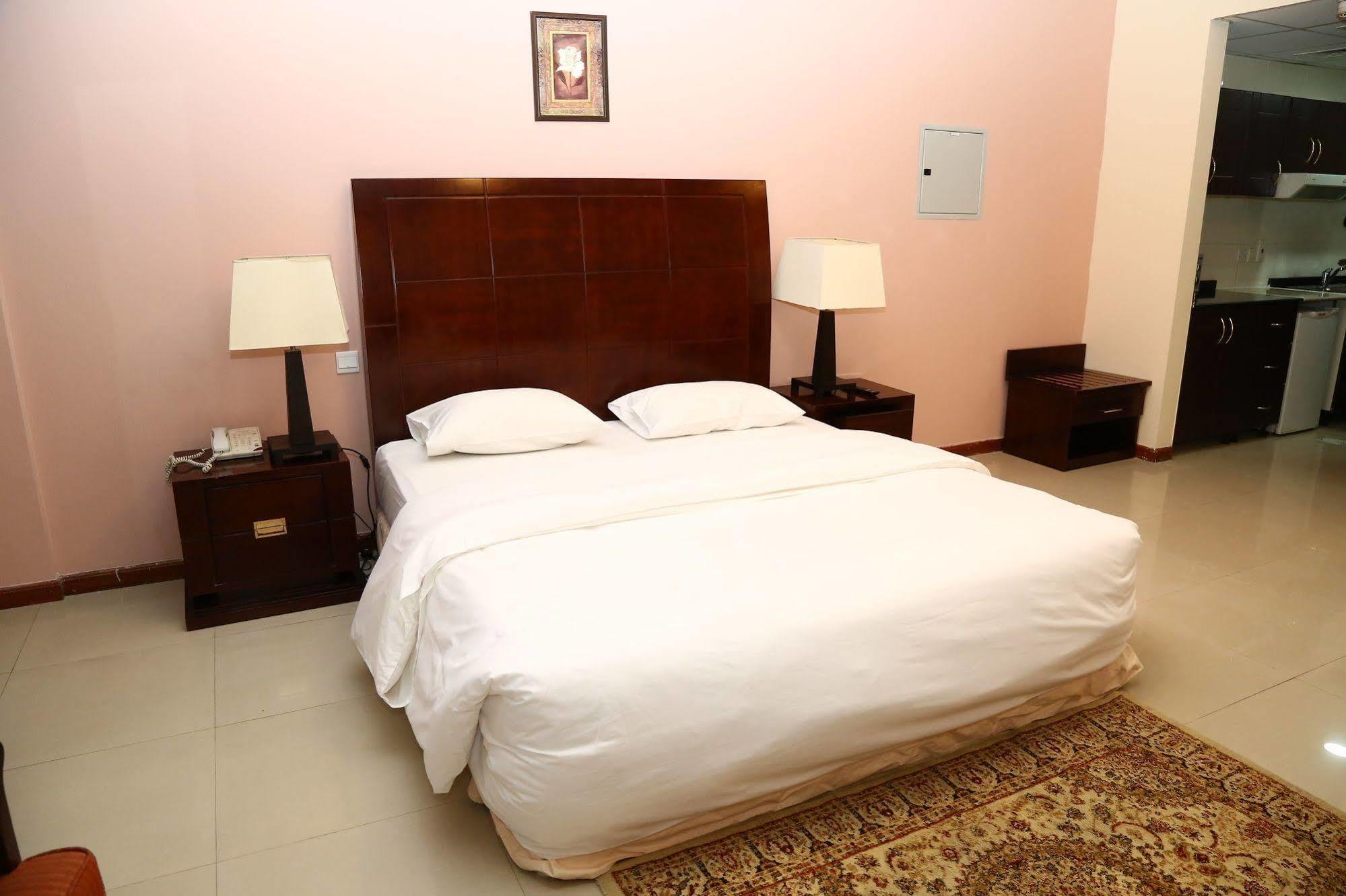 Golden Square Hotel Apartments Dubai Exterior photo